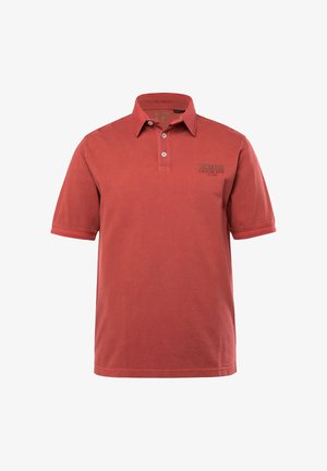 Koszulka polo z krótkim rękawem w kolorze rdzawego czerwieni, wykonana z bawełny, z kołnierzykiem, zapięciem na dwa guziki i logo nadrukowanym na piersi. Miękka, casualowa tekstura.