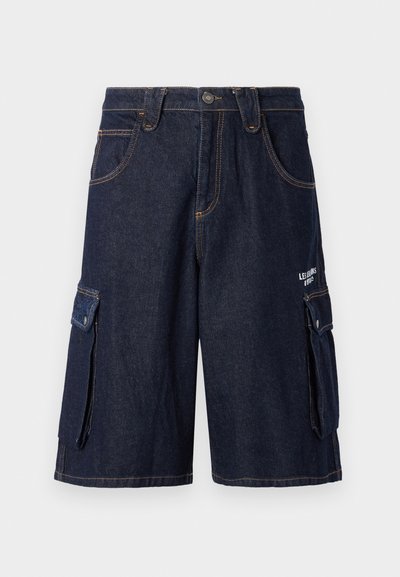 Shorts cargo en denim bleu foncé avec des coutures orange contrastantes, cinq poches et des poches cargo sur les côtés. Se ferme par un bouton.