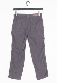 Šedé proužkované cargo kalhoty s volným střihem, vybavené několika kapsami a texturovanou tkaninou. Upevněné pomocí poutka na opasek a kožené nášivky.