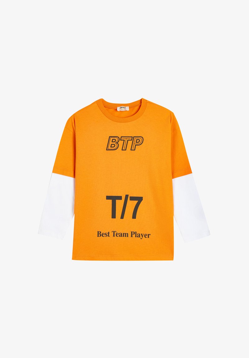 Orange bomulds langærmet t-shirt med hvide ærmer. Har "BTP," "T/7," og "Best Team Player" trykt i sort. Standard pasform.