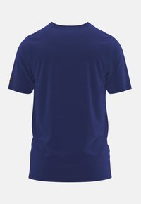 T-shirt blu navy con collo rotondo e maniche corte, caratterizzata da una texture sottile e una toppa con logo sulla manica sinistra vicino al polsino.