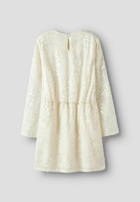 Robe à manches longues de couleur crème avec des embellissements en sequins, taille cintrée et fermeture à l'arrière du col avec bouton et découpe en forme de clef.