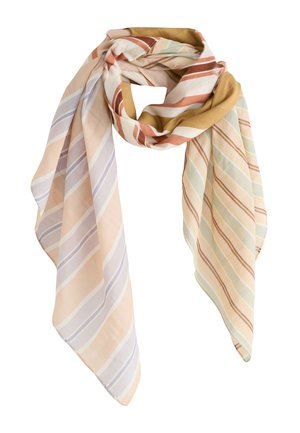 Pañuelo ligero con amplias rayas diagonales en beige, púrpura claro, crema y marrón, doblado suelto con extremos puntiagudos colgando.