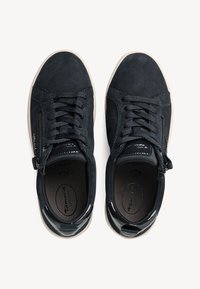 Sneaker scamosciati blu scuro con chiusura con lacci e zip, dotati di un accento nero lucido sul tallone e una suola cremosa leggera.