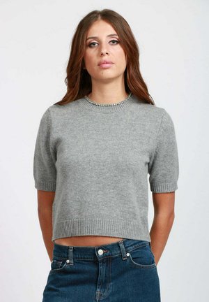Maglione grigio corto con maniche corte, colletto a coste e dettaglio decorativo di perline sul collo, realizzato in morbido materiale a maglia.