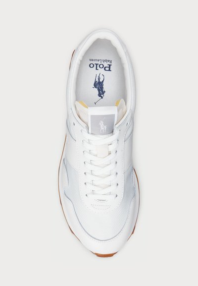 Baltas sportinis batelis su struktūruotu tinkleliu ir lygaus odos detalėmis. Yra baltas raištelių dizainas ir guminis padas. Viduje yra "Polo Ralph Lauren" logotipas.