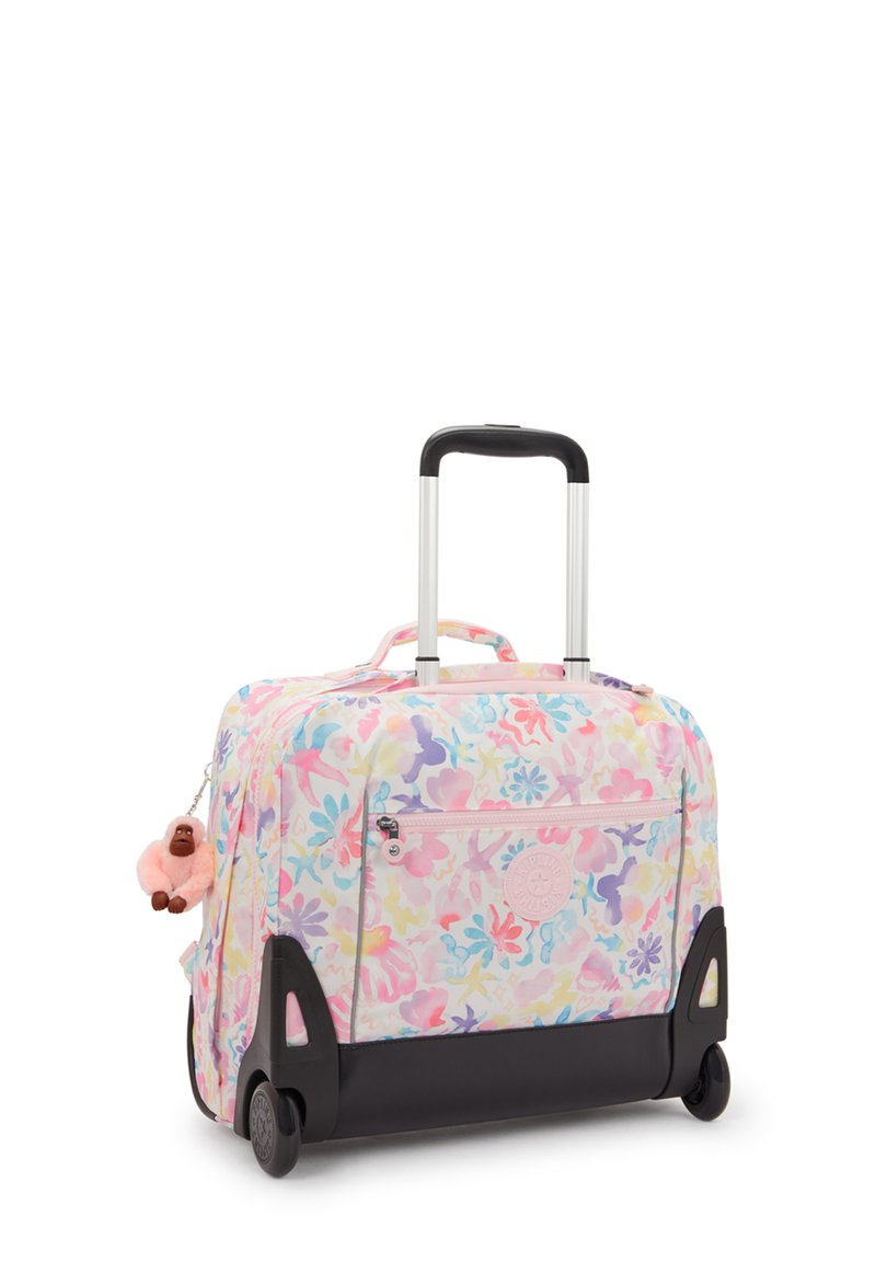 Rullande duffelväska med ett pastellblommönster, rosa tyg och svarta hjul. Har ett teleskophandtag och en apnyckelring.