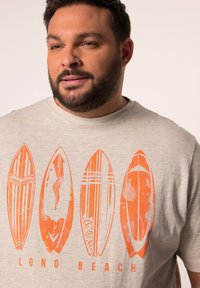 Svetle šedé bavlněné tričko s grafickými motivy čtyř oranžových surfovacích prken a textem "LONG BEACH", kulatým výstřihem a krátkými rukávy.