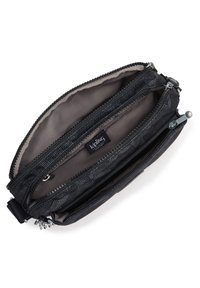 Sort stofpung med flere lynlåslommer, tekstureret mønster på ydersiden og en glat indvendig foring. Indeholder et logo mærke.