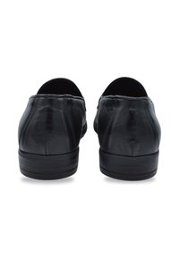 Czarne skórzane buty o gładkiej fakturze i zaokrąglonym tylnym elemencie, z niskim, solidnym czarnym obcasem i bez widocznych ozdób.