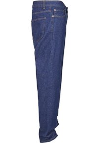 Jeans de denim azul con corte recto, que presentan bolsillos delanteros y traseros, costuras visibles y un diseño clásico de cinco bolsillos.