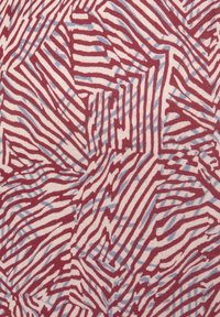 Ύφασμα σε βαθύ κόκκινο και ανοιχτό μπλε με περίπλοκο, αφηρημένο μοτίβο γραμμών σε ανοικτό φόντο, δημιουργώντας οπτικό εφέ με υφή.