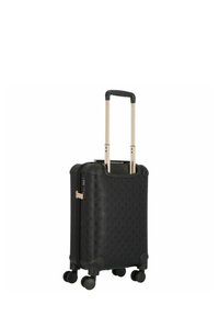 Maleta rígida negra con patrón texturizado, asa retráctil dorada y cuatro ruedas giratorias para una fácil maniobrabilidad.