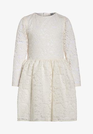 Robe en dentelle blanche à manches longues avec un corsage ajusté et une jupe froncée, présentant des motifs floraux en dentelle sur toute la surface.