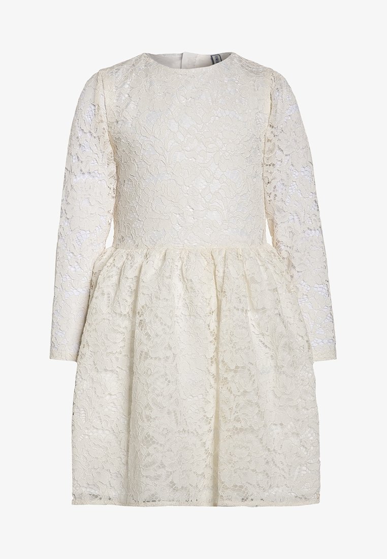 Robe en dentelle blanche à manches longues avec un corsage ajusté et une jupe froncée, présentant des motifs floraux en dentelle sur toute la surface.