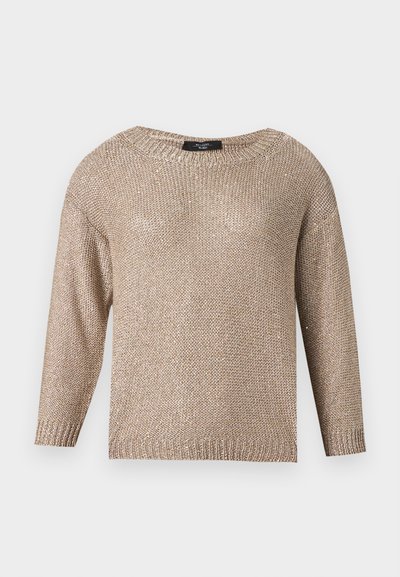 Pull beige tricoté à manches longues avec encolure ronde côtelée, poignets et ourlet, présenté sur un fond uni gris clair.