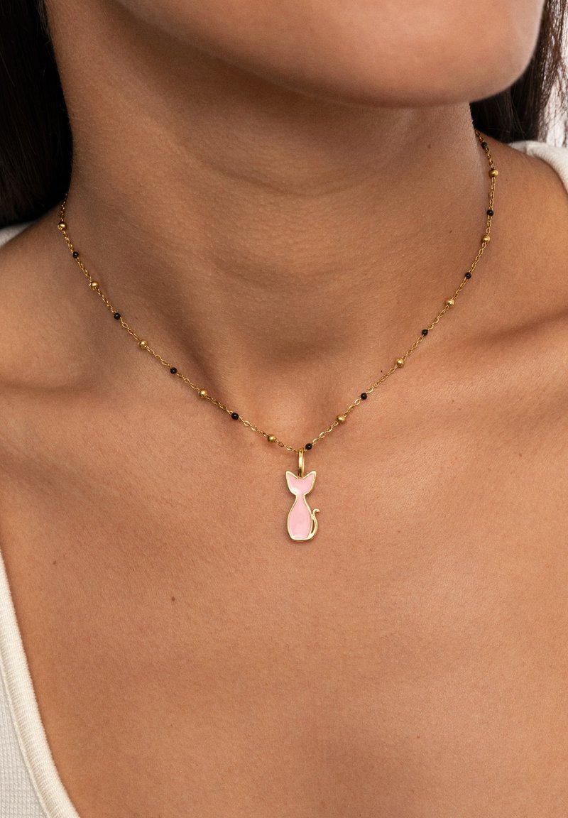 Collana d'oro con ciondolo a forma di gatto rosa. La catena presenta perle d'oro alternate a piccoli accenti neri, con una texture delicata e fine.