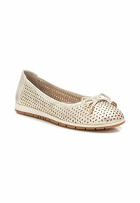 Bailarinas perforadas en color beige claro con punta redondeada, pequeño detalle de lazo y suela de goma flexible. Patrón texturizado en toda la superficie.