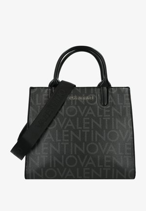 Sac à main en cuir noir avec double poignée et bandoulière amovible. Caractéristiques d'un motif de logo embossé et d'un design structuré.