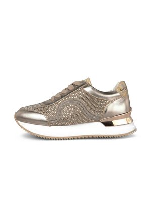 Sneakers metallici oro con tomaia testurizzata, decorati con strass. Presentano una suola intermedia bianca e una suola in gomma color beige con motivo a zigzag.