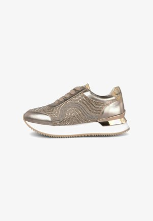 Metalen gouden sneakers met een gestructureerde bovenkant, versierd met rhinestones. Beschikt over een witte tussenzool en een tan rubberen zool met zigzagpatroon.