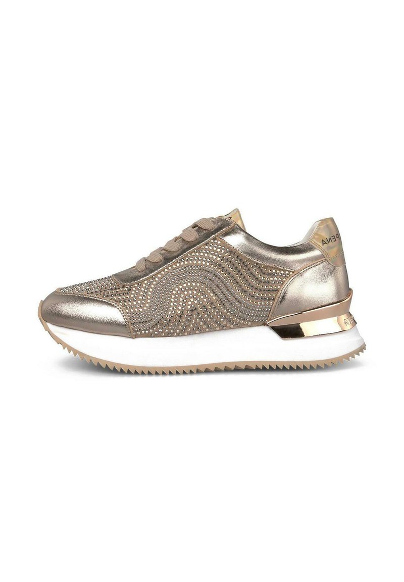 Sneakers metallici oro con tomaia testurizzata, decorati con strass. Presentano una suola intermedia bianca e una suola in gomma color beige con motivo a zigzag.