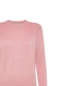 Maglione lavorato a maglia rosa chiaro con scollo a girocollo, polsini a coste e un sottile logo accentuato vicino al petto. Texture morbida con una vestibilità rilassata.