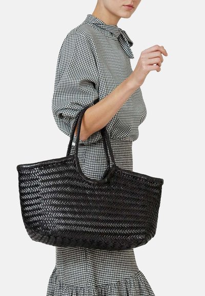 Sac fourre-tout noir tissé avec une finition texturée, doté de deux poignées et d'un haut ouvert. Le sac a une forme arrondie et est de taille moyenne.