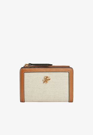 Kompakt rektangulær beige stofpung med tan læderkant, guld "FF" logo og top lynlås lukning med sort træk.