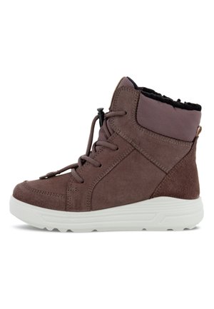 Braune Wildleder-Stiefeletten mit einem weichen schwarzen Innenfutter, runder Zehenform, weißer Sohle und verstellbarem Schnürverschluss.
