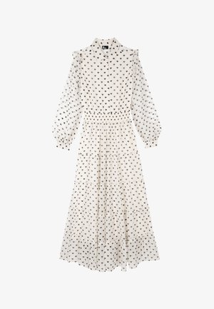 Lange witte jurk met een klein grijs hartjespatroon, knoopsluiting aan de voorkant, gerimpelde schouders en een gelaagde, getrapte rok. Gemaakt van lichtgewicht stof.