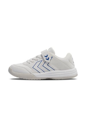 Baskets blanches de sport avec des accents en chevron bleu, à lacets et avec une bande velcro ajustable, et une semelle texturée pour une meilleure adhérence.