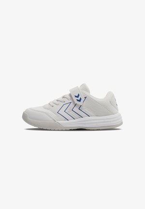 Białe sportowe sneakersy z niebieskimi akcentami w kształcie chevronu, sznurowane z regulowanym zapięciem na rzep oraz teksturowaną podeszwą zapewniającą przyczepność.