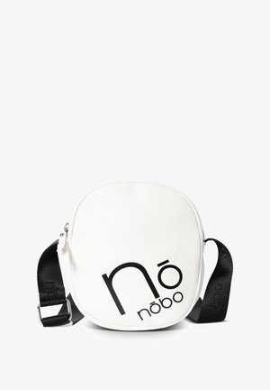 Ronde witte tas van synthetisch materiaal, voorzien van een zwarte schouderband en een opvallend logo "nōbō" aan de voorkant; zachte textuur met ritssluiting.