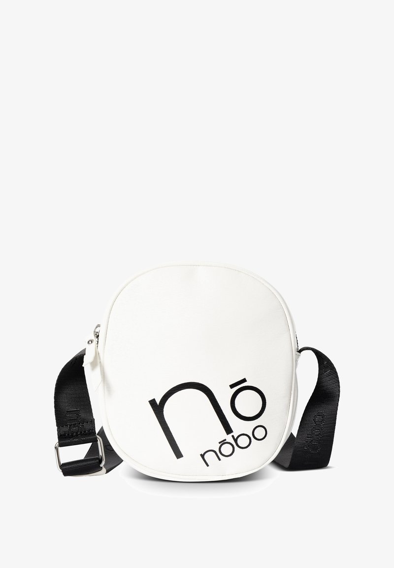Runde weiße Tasche aus synthetischem Material, mit einem schwarzen Träger und dem auffälligen Logo "nōbō" auf der Vorderseite; glatte Struktur mit Reißverschluss.
