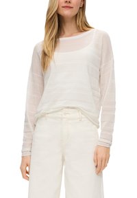 Top leggero e trasparente a maniche lunghe di colore bianco con righe orizzontali; vestibilità comoda e scollo rotondo, abbinato a pantaloni chiari.
