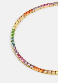 Collana d'oro con una gamma di pietre multicolori disposte in una linea curva, che mostrano toni vivaci e una finitura lucida.