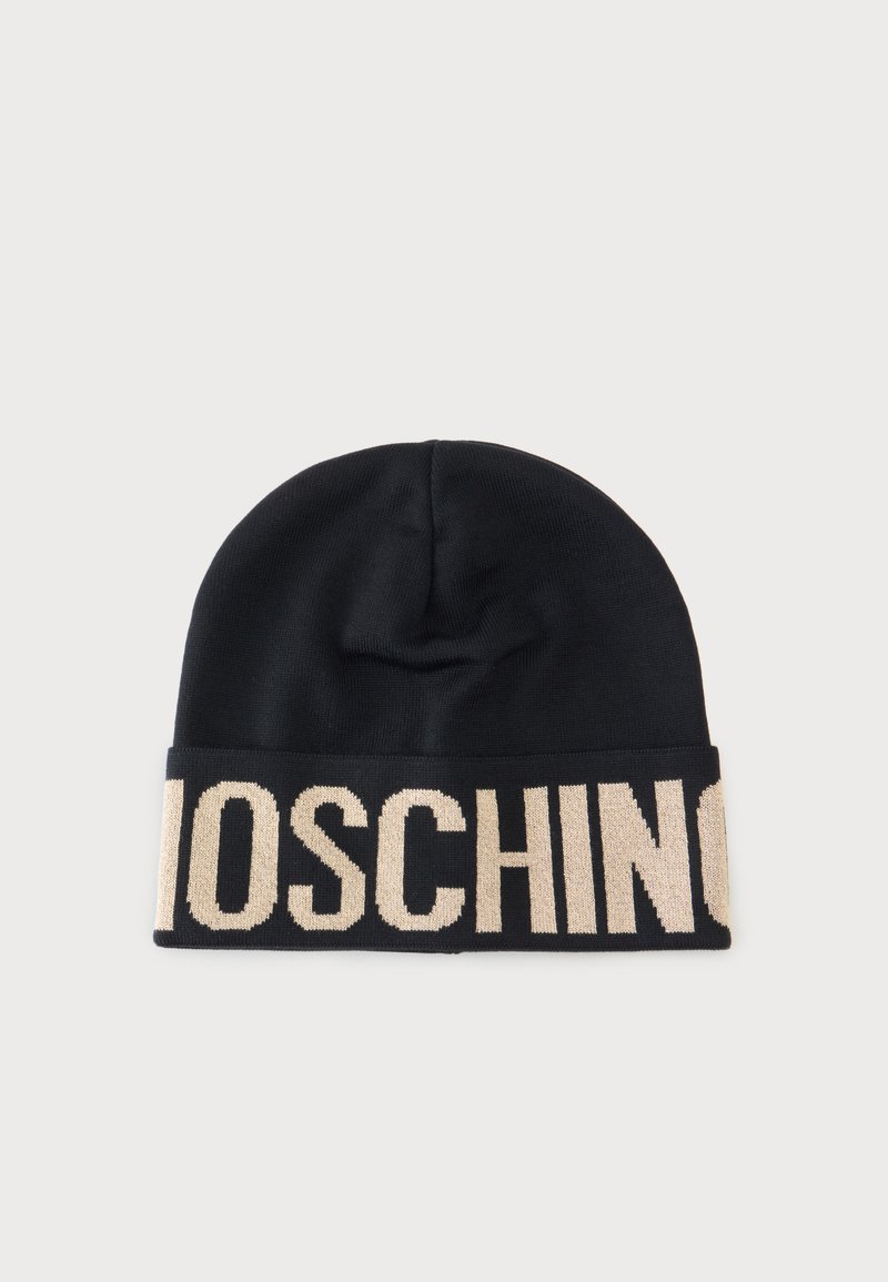 Bonnet en maille noir avec un revers beige comportant de grandes lettres majuscules formant une partie du nom de la marque Moschino.