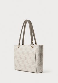 Beige tas met patroon en logo, textuurstof, dubbele grijze banden, gouden accenten en een gestructureerde rechthoekige vorm.