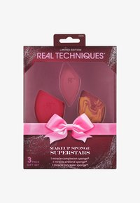 Set di spugnette per trucco in tre pezzi in confezione trasparente. Design rosso con marmorizzatura e fiocco rosa. Superfici testurizzate per sfumare. Edizione limitata.