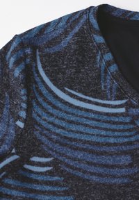 Schwarzer Stoff mit einem strukturierten Muster aus blauen Wellenlinien. V-Ausschnitt-Design mit einer glatten Verarbeitung am Kragen und subtilen Farbvariationen.
