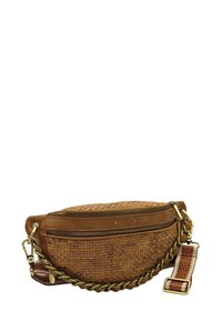 Sac à épaule en cuir tissé marron clair avec un dessus en cuir lisse, fermeture éclair en métal et une bandoulière en chaîne tressée. Présente un accent en textile à motifs.