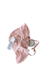 Heller rosa Sonnenhut aus glattem Stoff, mit einem breiten Rand, einem Kinnriemen und einem Pflegeetikett. Entworfen zum Sonnenschutz mit UPF 50+.