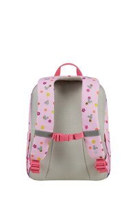 Ryggsäck med rosa blommönster, grå nätbak, justerbara rosa remmar och reflekterande detaljer. Har ett handtag på toppen för enkel bärning.