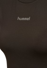 Dunkelbraunes, eng anliegendes T-Shirt aus glattem Material, mit einem dezenten grauen "hummel"-Logo auf der Brust und einem runden Halsausschnitt.