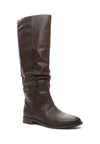 Bota alta de cuero marrón oscuro con un ligero deslizamiento en el caña y tacón bajo apilado.