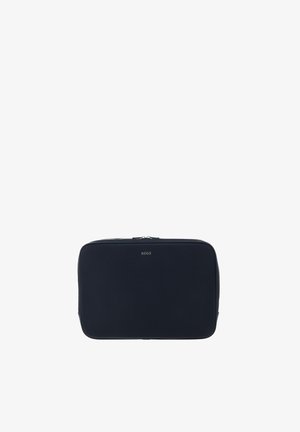 Pochette rectangulaire en cuir noir avec fermeture éclair et bords arrondis, logo BOSS embossé centré sur le devant.