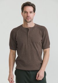 Ausgewählt, brown