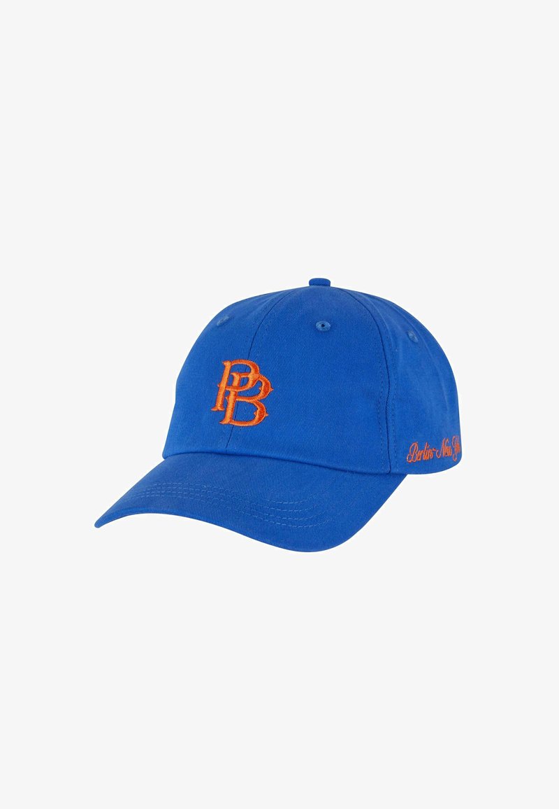 Modra bombažna kapa za baseball z oranžnim vezenim logotipom "PB" in napisom "Berlin-New York". Ima ukrivljen vizir in nastavljiv trak.