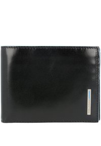 Portafoglio in pelle nera con texture liscia, design a bifold e un accento logo in tonalità argento. Presenta dettagli blu discreti lungo il bordo.